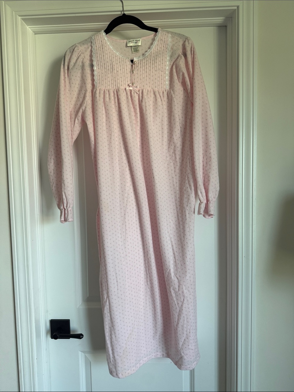 Vintage Classic Pink Womens' Long-Sleeve Nightgown - Soft Pink